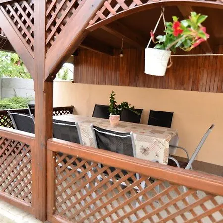 Neuhercz Apartment Halaszi